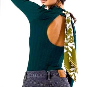 Never Worn! 𝑭𝒓𝒆𝒆 𝑷𝒆𝒐𝒑𝒍𝒆 "𝑃𝑎𝑟𝑡𝑦 𝑖𝑛 𝑡ℎ𝑒 𝑏𝑎𝑐𝑘" tie neck top